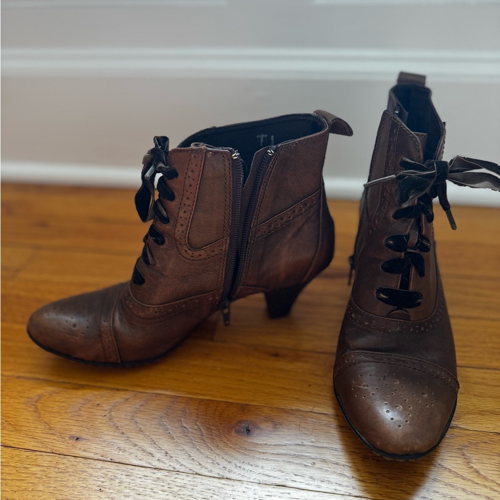 Born Bittersweet women’s brown/tan heel ankle boots in size 7/38 Victorian style